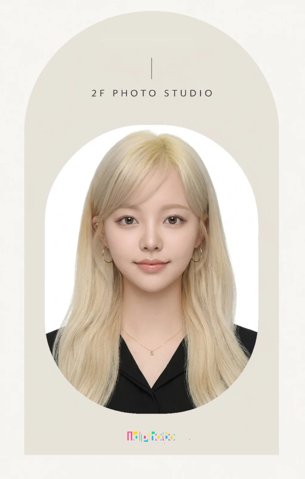 밝은 금발 긴 머리에 검정 상의를 입은 증명사진을 아치형 테두리로 꾸민 이미지