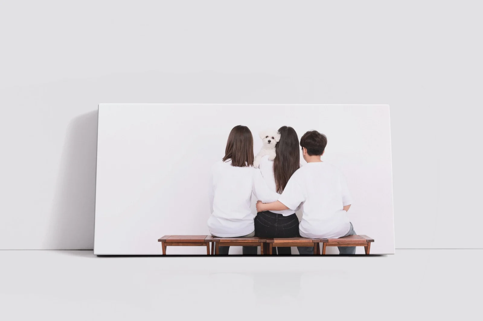뒷모습 세 사람 위로 흰 강아지가 보이는 개족사진을 넣은 가로 캔버스