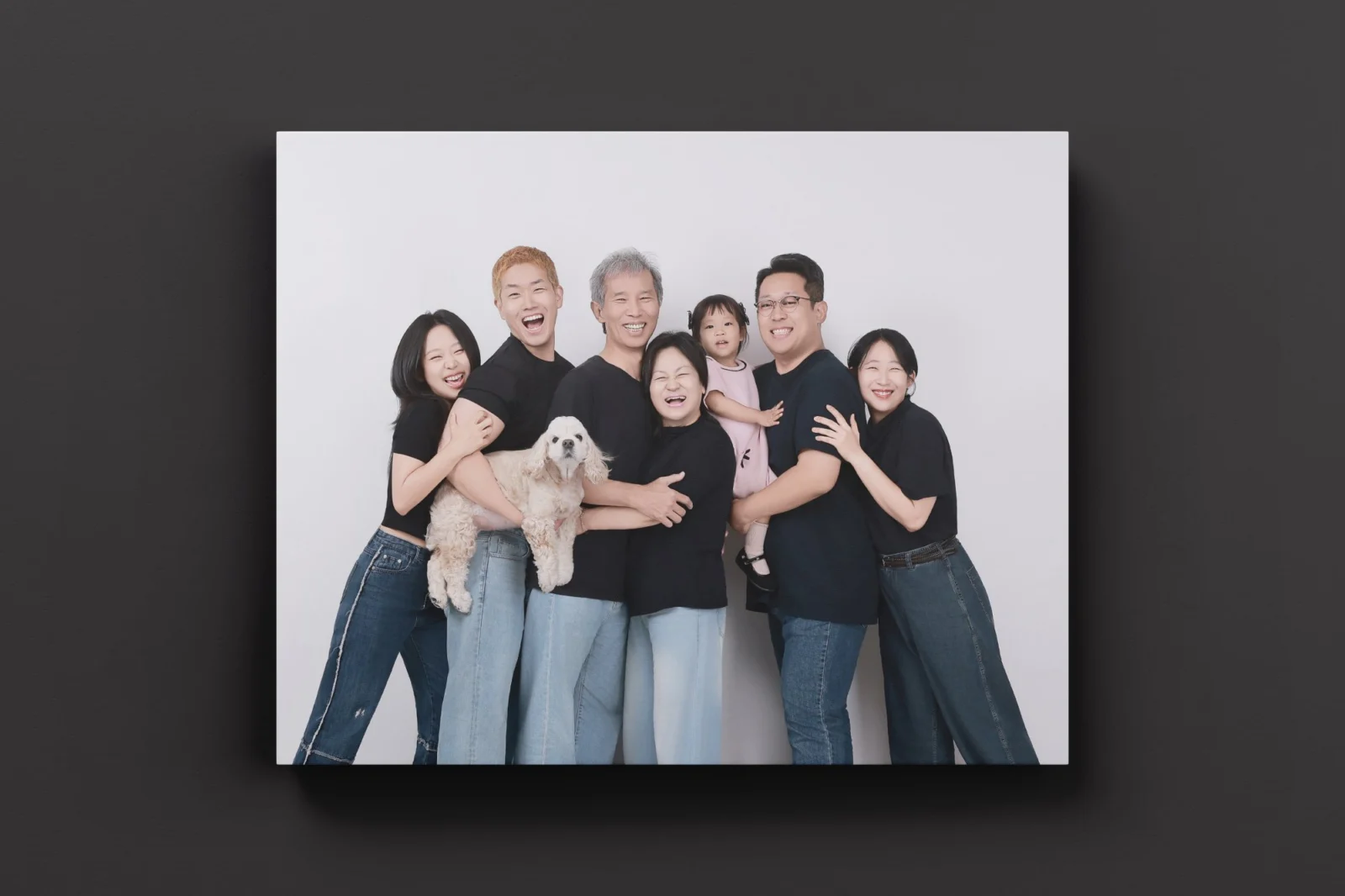 강아지 안고 크게 웃는 가족 개족사진