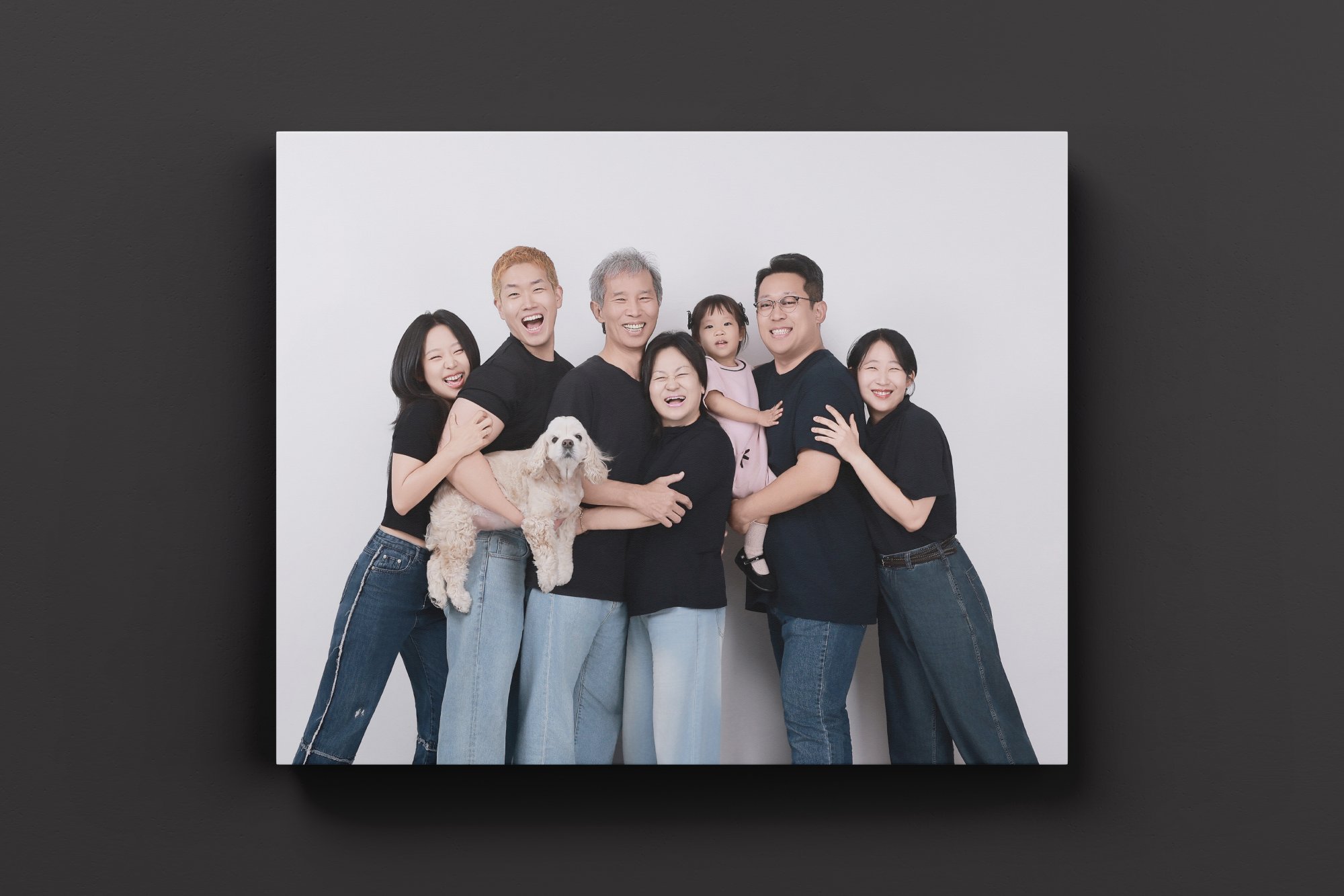 강아지 안고 크게 웃는 가족 개족사진