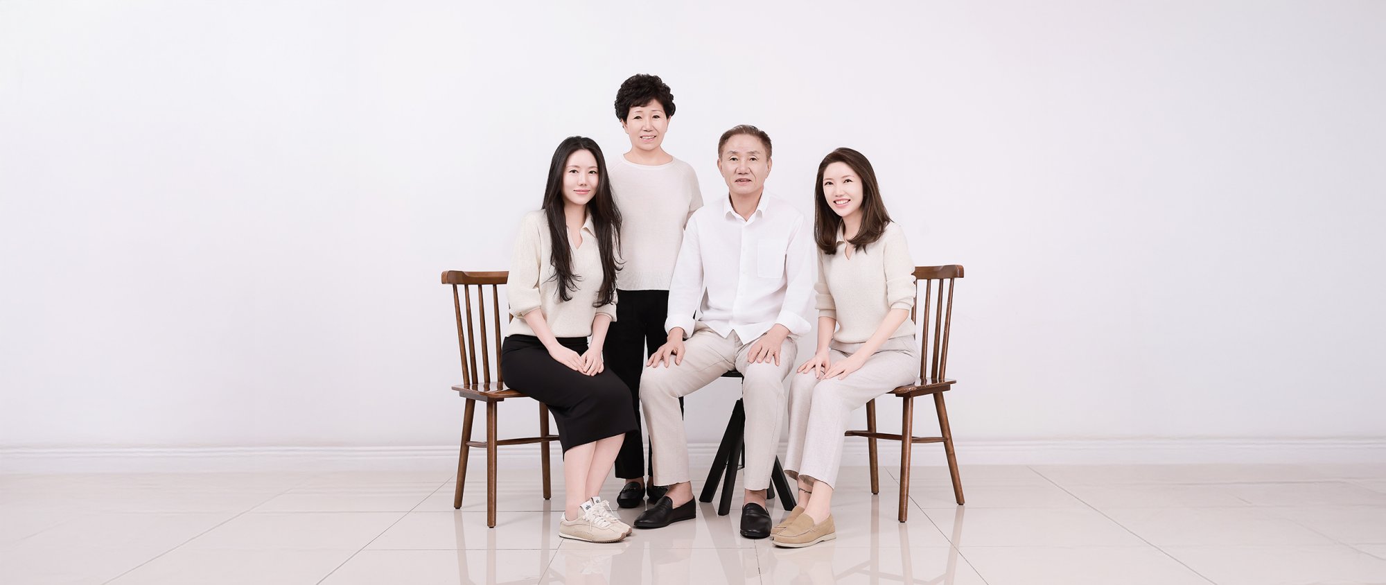개족사진 촬영 중 나무 의자에 앉은 두 사람과 뒤에 선 두 사람의 사진