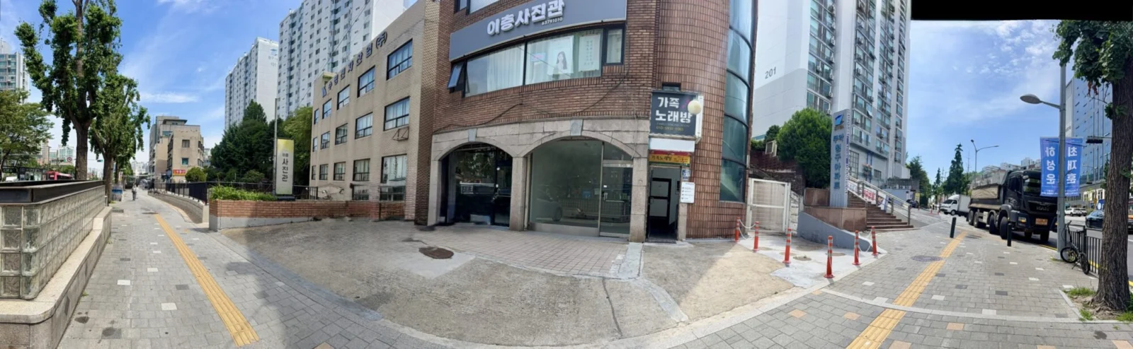 2층에 이층사진관 간판이 보이는 건물과 앞 인도를 넓게 담은 파노라마 사진