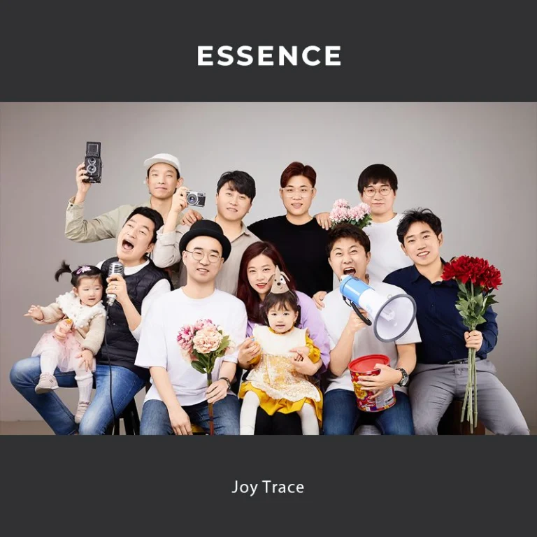 카메라·꽃·마이크·확성기를 든 여러 사람의 단체 사진, ESSENCE 글자 테두리