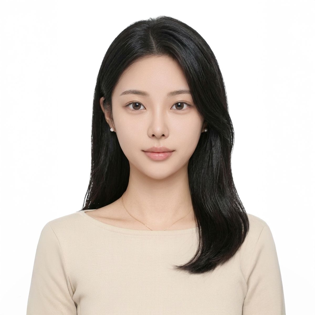 긴 생머리에 베이지 상의와 가는 목걸이를 한 인물의 흰 배경 증명사진