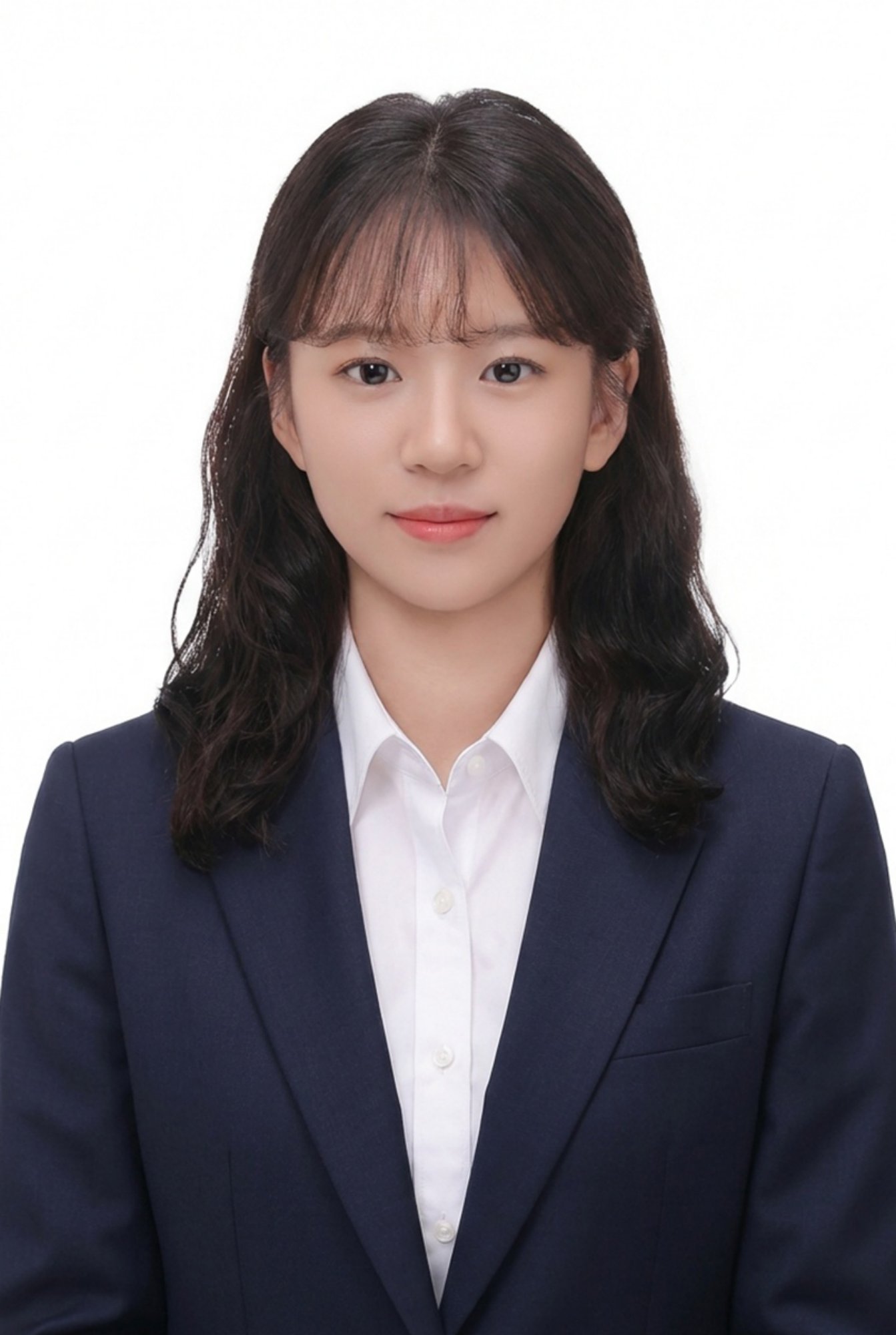 앞머리 있는 웨이브 머리에 남색 정장과 흰 셔츠를 입은 흰 배경 증명사진