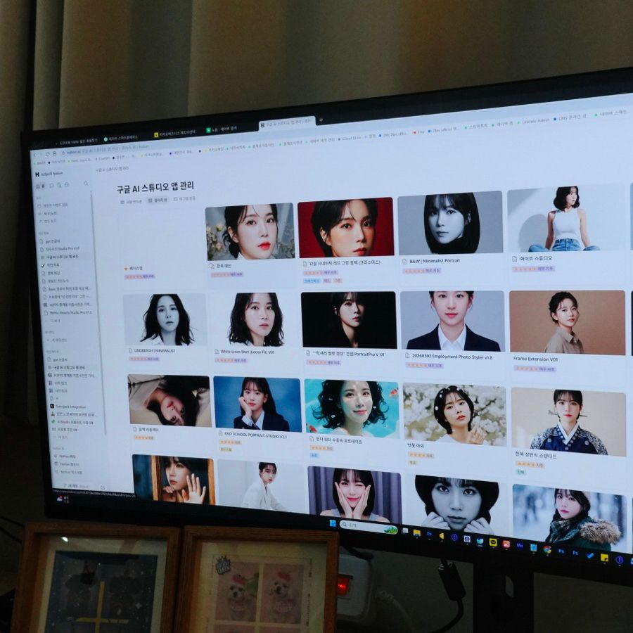 인물 사진 썸네일이 격자로 정리된 관리 페이지가 떠 있는 모니터 화면