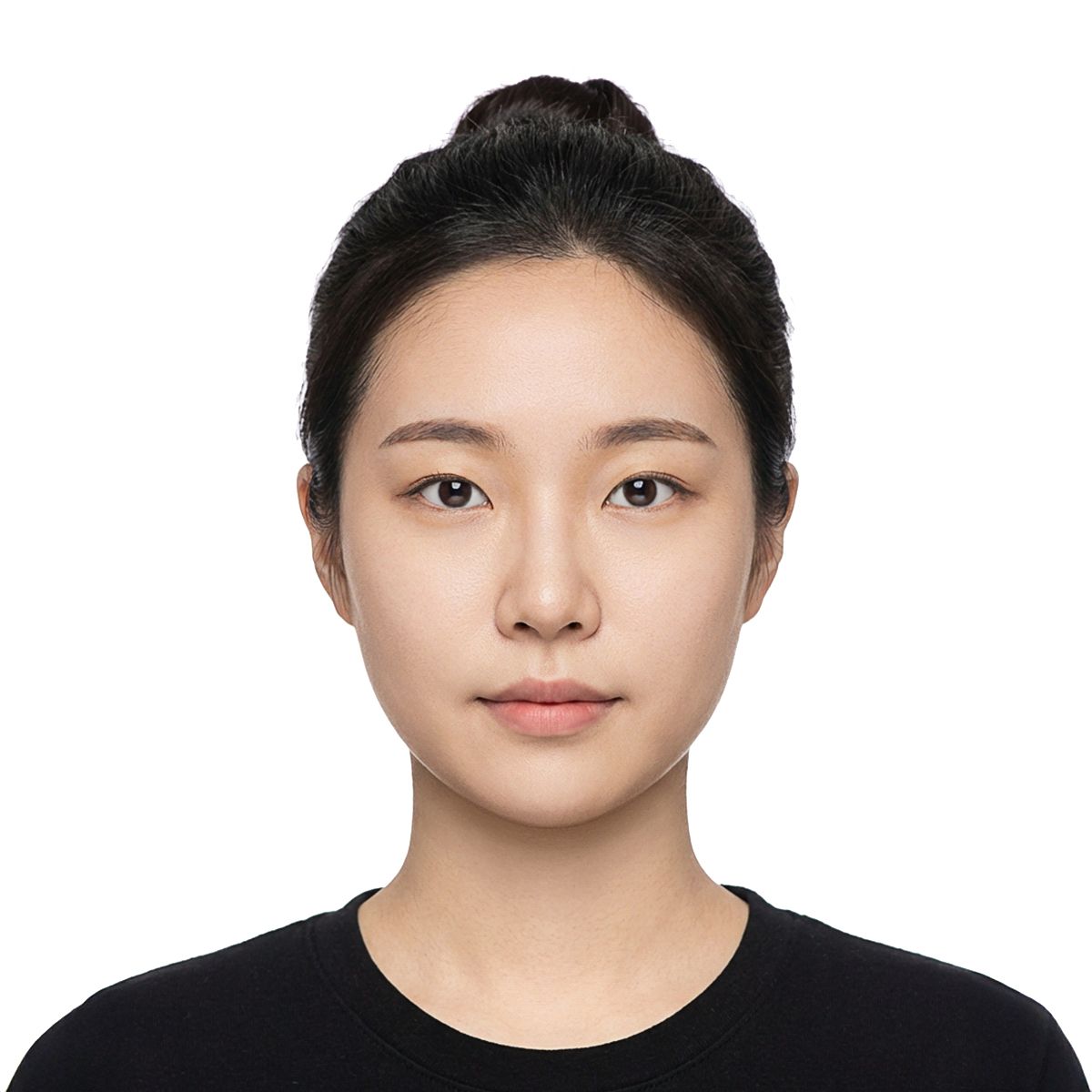 머리를 위로 묶고 검은 상의를 입은 인물의 흰 배경 증명사진