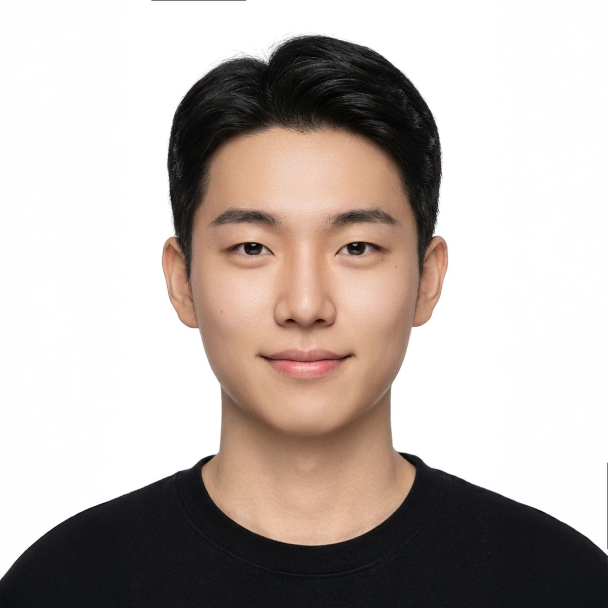 짧은 머리에 검은 라운드 티셔츠를 입은 인물의 흰 배경 증명사진
