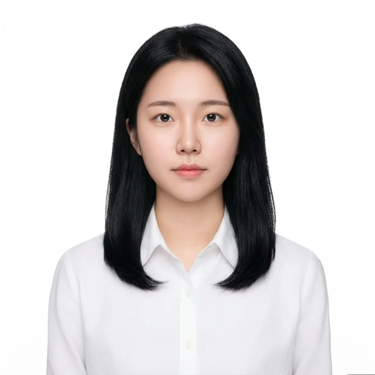 어깨 길이 생머리에 흰 셔츠를 입은 인물의 흰 배경 증명사진