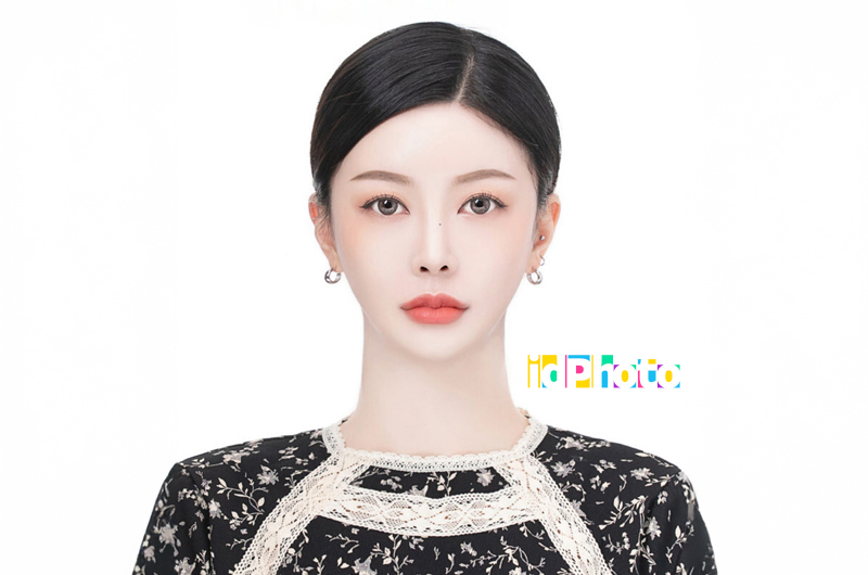 머리를 뒤로 넘기고 레이스 깃 꽃무늬 상의를 입은 흰 배경 증명사진, idPhoto 글자