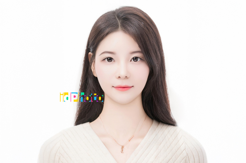 긴 머리에 베이지 니트와 가는 목걸이를 한 흰 배경 증명사진, idPhoto 글자