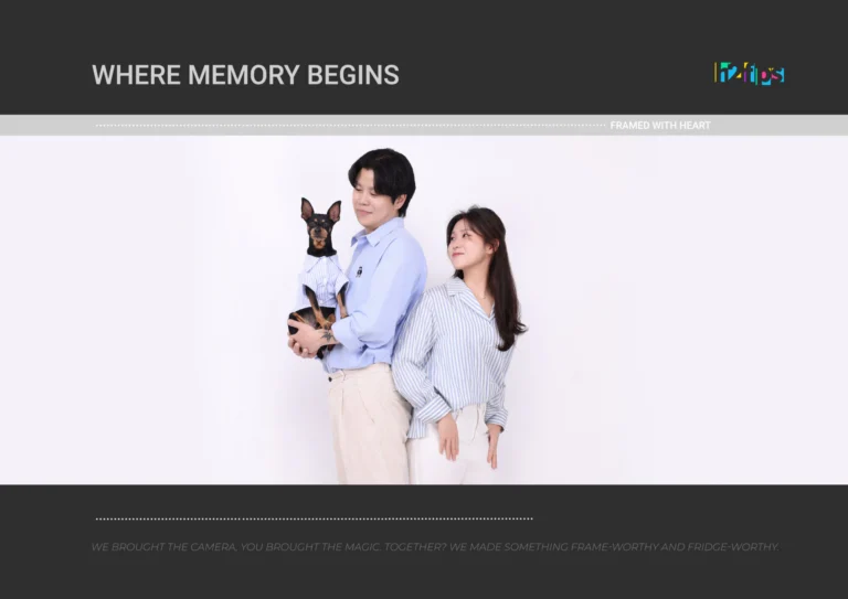 하늘색 셔츠 차림의 두 사람 중 한 명이 셔츠 입은 강아지를 안은 사진, 영문 문구