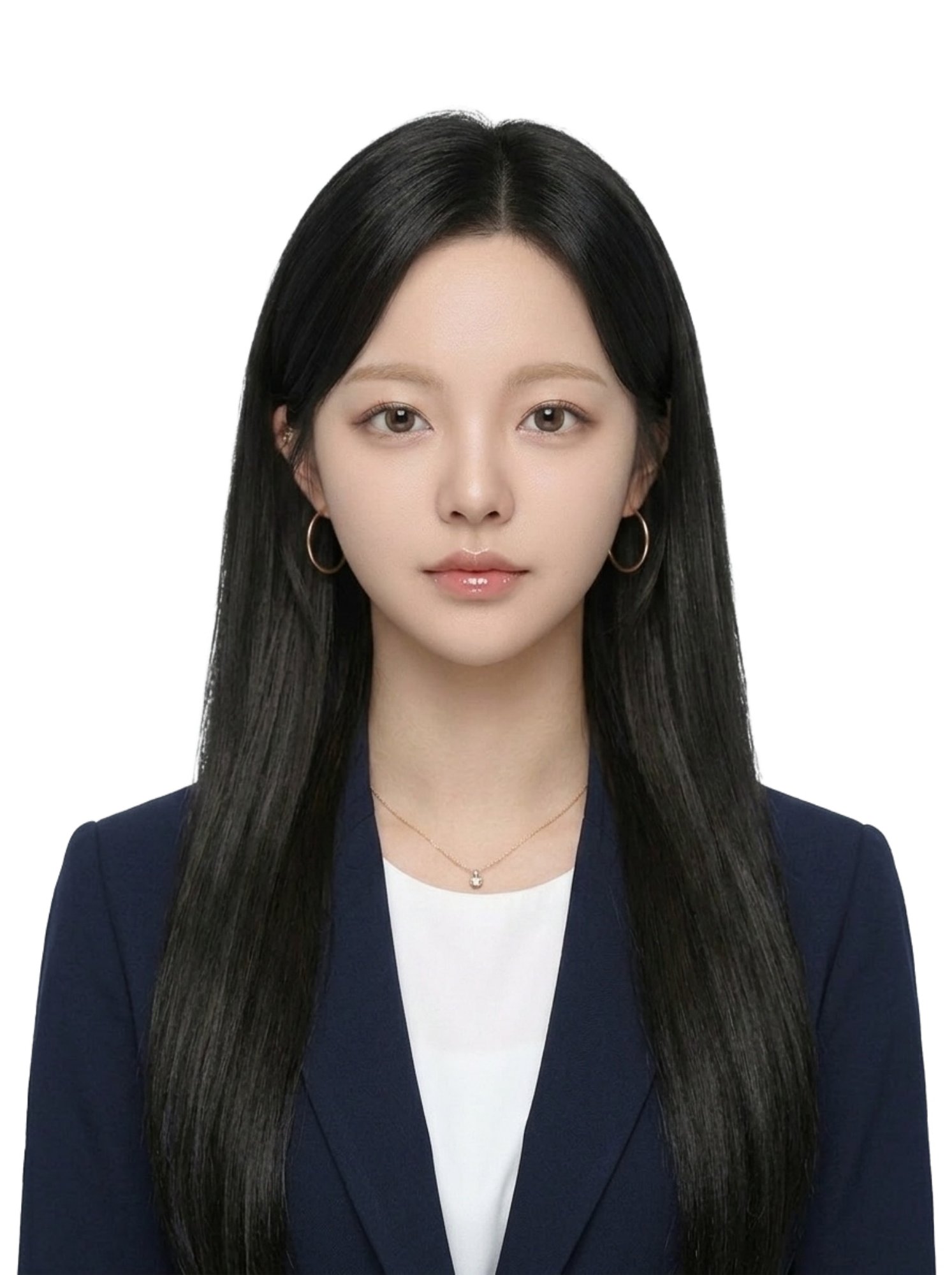 긴 생머리에 링 귀걸이, 남색 재킷과 흰 상의를 입은 흰 배경 증명사진