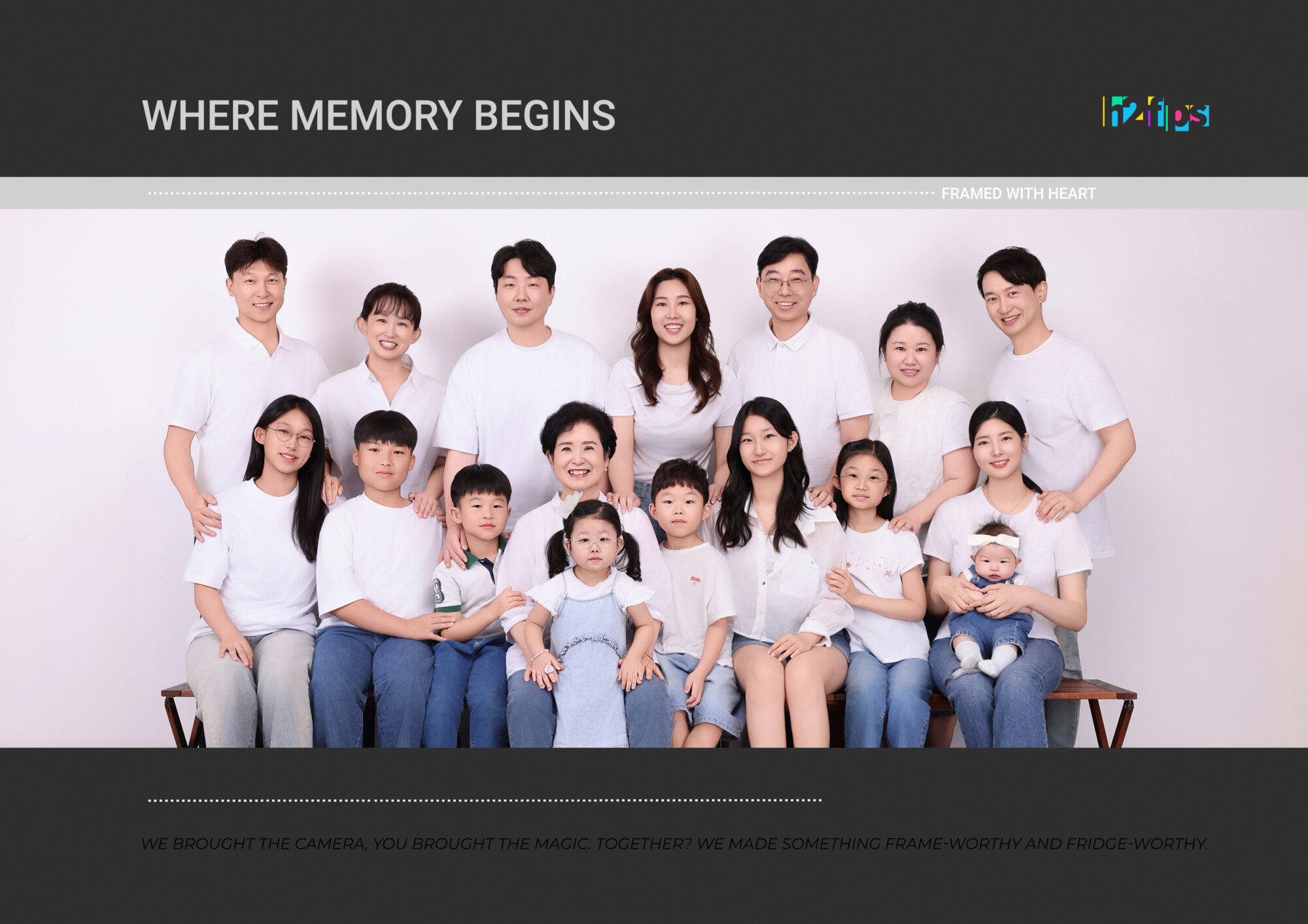 흰 옷을 맞춰 입고 두 줄로 모인 열여섯 명의 단체 사진, 위아래 영문 문구 테두리