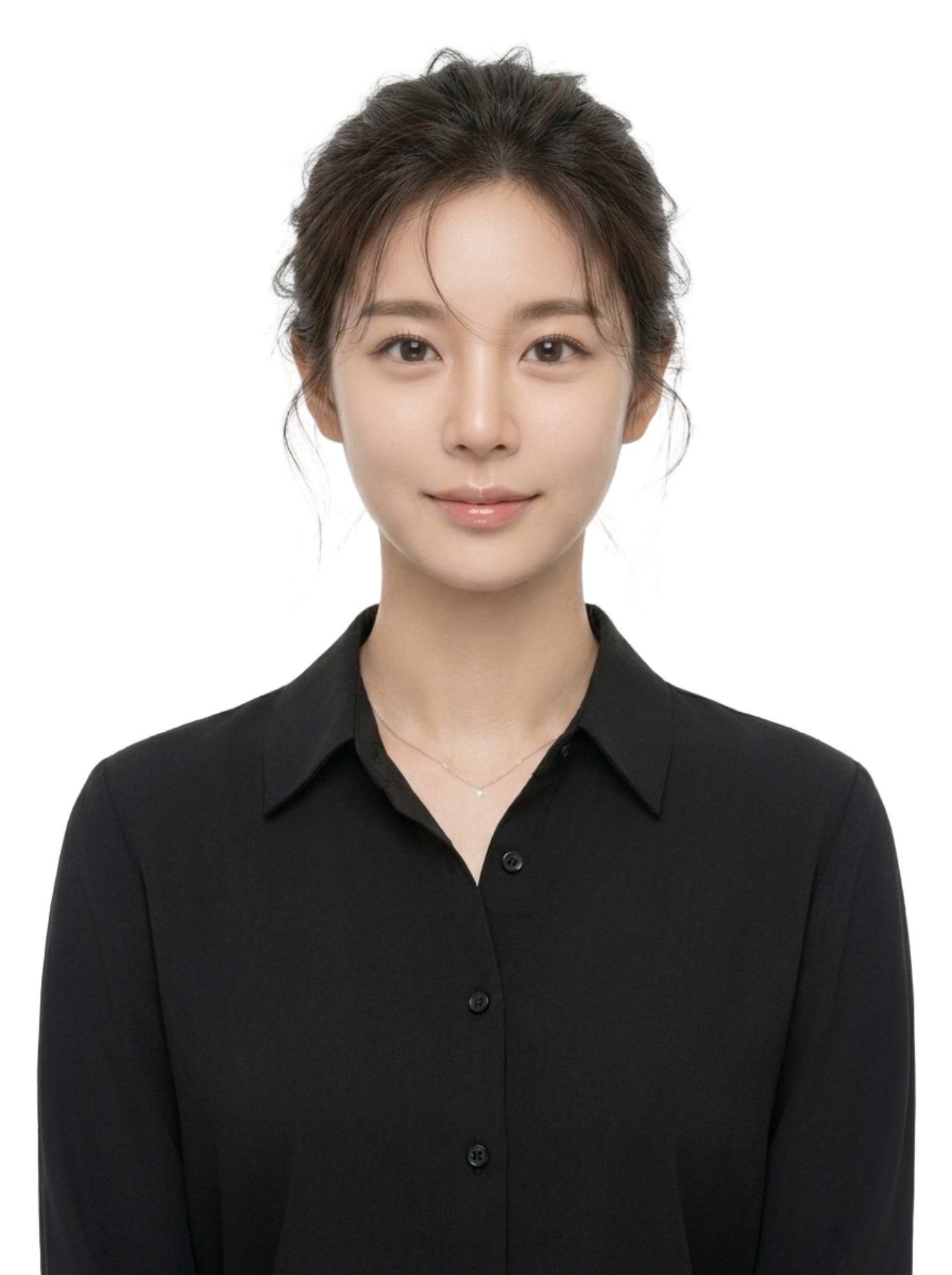 올림머리에 검은 셔츠와 가는 목걸이를 한 인물의 흰 배경 증명사진