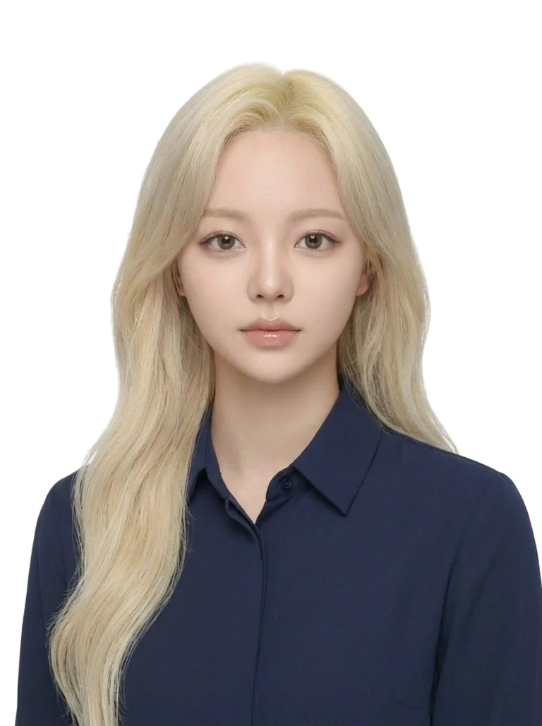 밝은 금발 긴 머리에 남색 셔츠를 입은 인물의 흰 배경 증명사진
