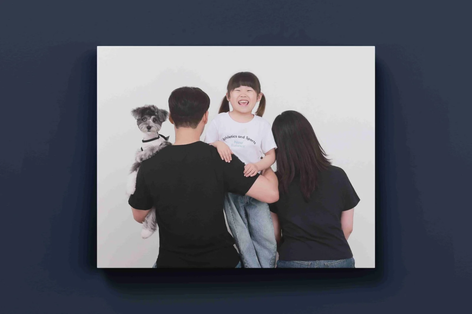 뒤돌아선 두 사람 사이로 한 명이 웃고 강아지가 어깨 너머 보는 사진의 캔버스 연출
