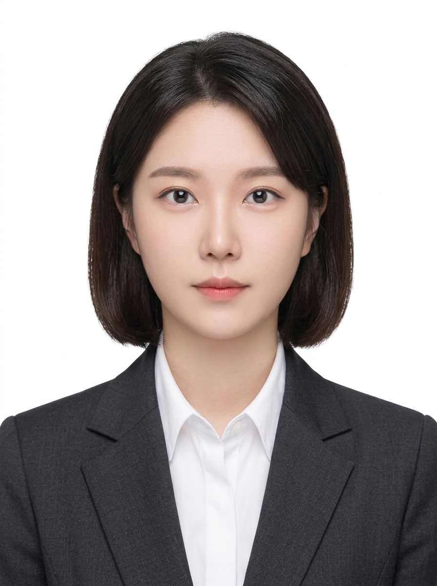 단발머리에 회색 재킷과 흰 셔츠를 입은 인물의 흰 배경 증명사진