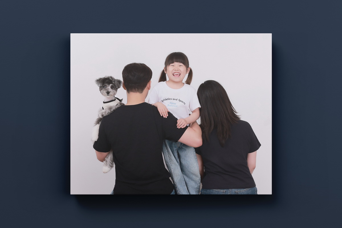 뒤돌아선 두 사람 사이로 한 명이 웃고 강아지가 어깨 너머 보는 사진의 캔버스 연출