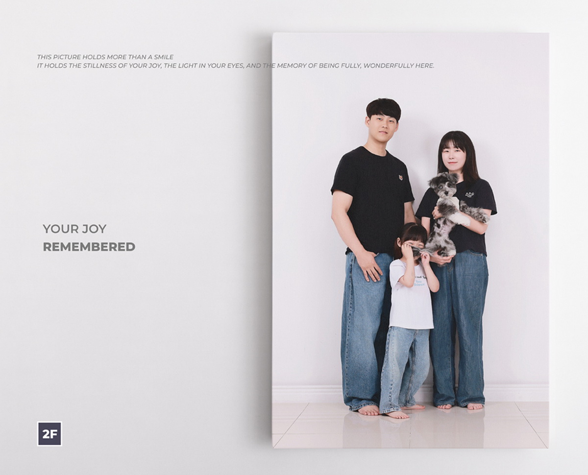 청바지 차림의 세 사람과 회색 얼룩 강아지 사진을 캔버스로 보여 주는 연출