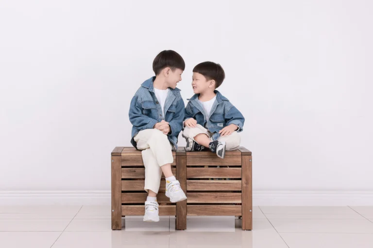 가족사진 · 나무 상자에 앉아 마주 보는 두 형제 · 이층사진관
