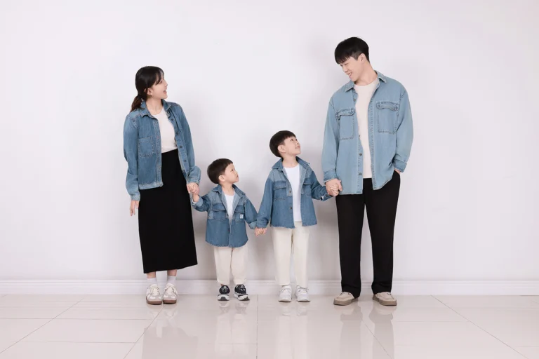 가족사진 · 아이 손을 잡고 나란히 선 네 식구 · 이층사진관
