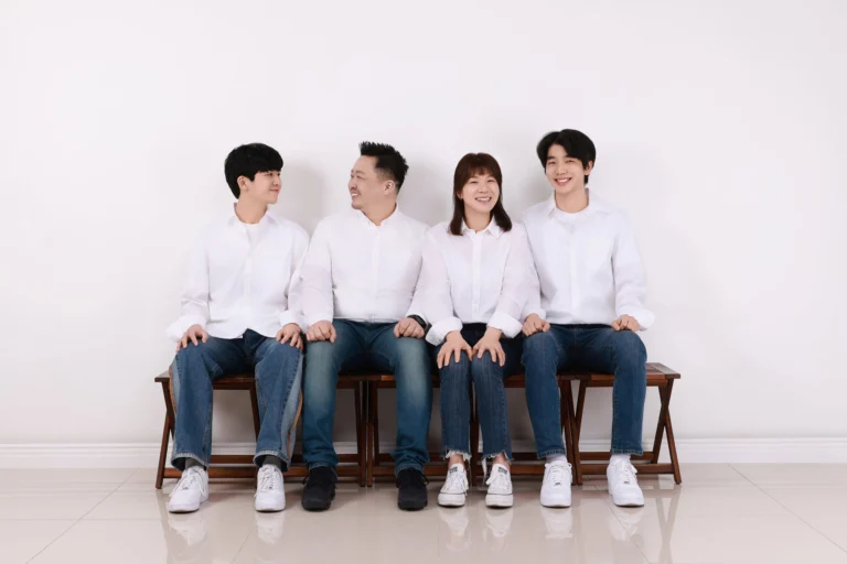 가족사진 · 흰 셔츠를 입고 벤치에 앉은 네 식구 · 이층사진관