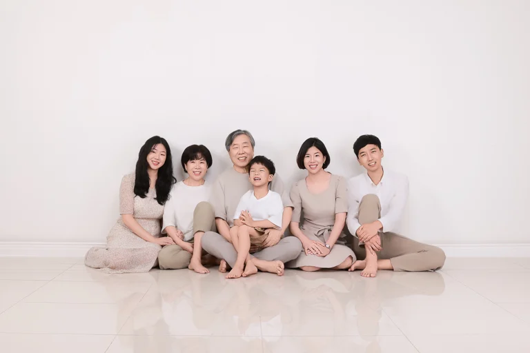 가족사진 · 베이지 톤으로 바닥에 앉은 가족 · 이층사진관