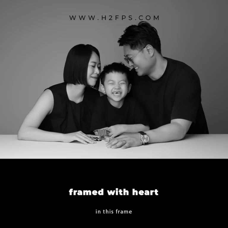 가족사진 · framed with heart 카드 속 세 식구 흑백 사진 · 이층사진관