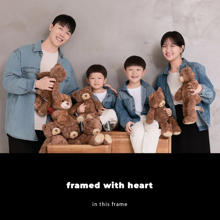 가족사진 · framed with heart 카드 속 데님 차림 네 식구 · 이층사진관