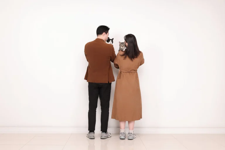 개족사진 · 강아지를 안고 뒤돌아 선 커플 · 이층사진관