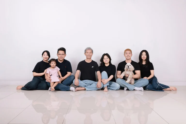 개족사진 · 강아지와 바닥에 앉은 대가족 · 이층사진관
