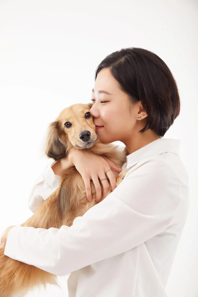개족사진 · 닥스훈트를 안고 눈을 감은 여성 · 이층사진관