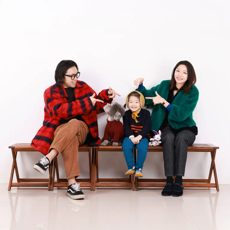 개족사진 · 체크 재킷 가족과 강아지 벤치 사진 · 이층사진관