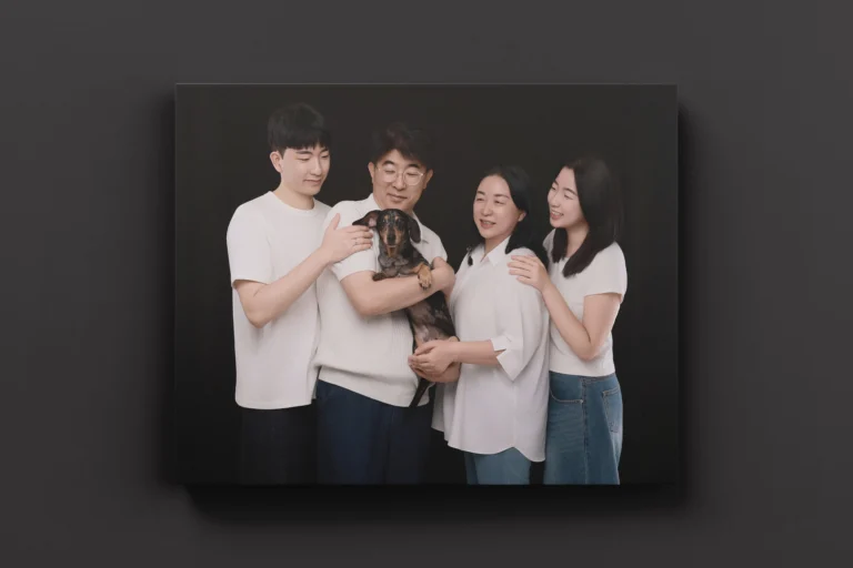 개족사진 · 검정 벽 앞 닥스훈트 가족 캔버스 목업 · 이층사진관