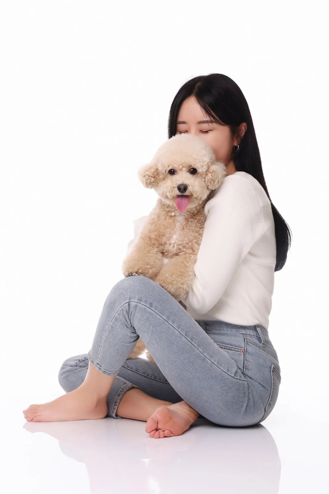 둘이함개 · 푸들을 안고 바닥에 앉은 여성 · 이층사진관