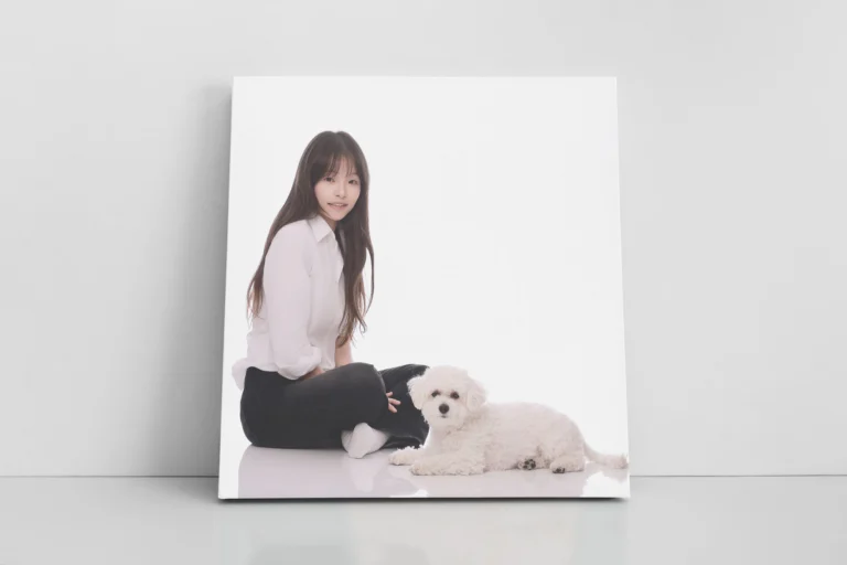 둘이함개 · 벽에 기댄 흰 강아지와 여성 캔버스 목업 · 이층사진관