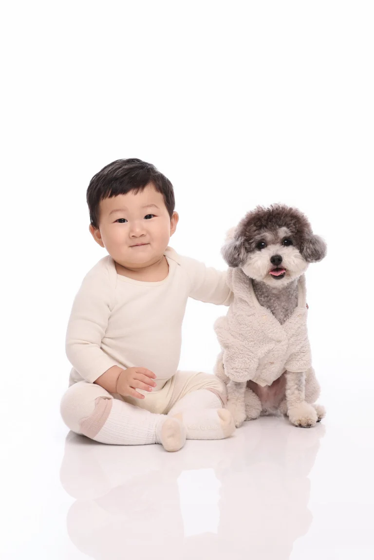 둘이함개 · 푸들을 감싸 안은 아기 · 이층사진관