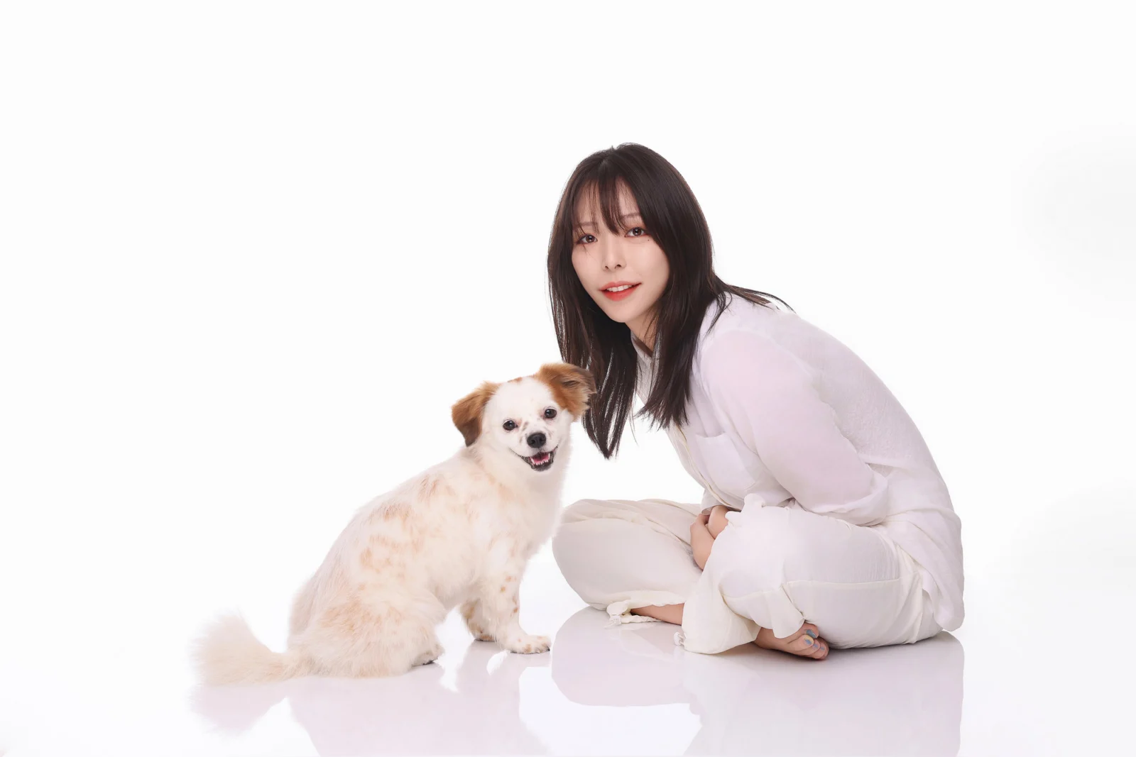 둘이함개 · 강아지와 나란히 앉은 흰 옷 여성 · 이층사진관