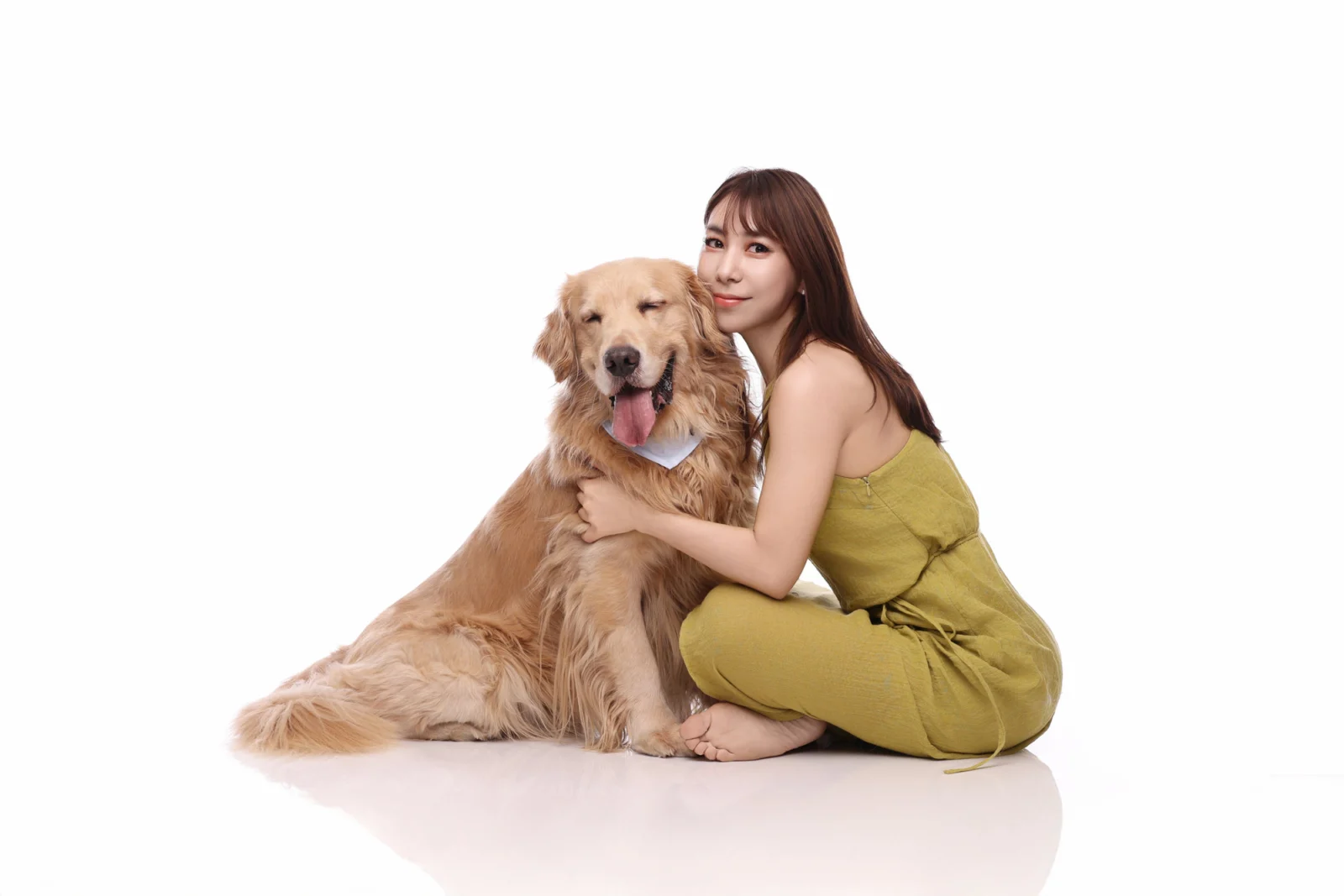 둘이함개 · 골든 리트리버를 끌어안은 여성 · 이층사진관