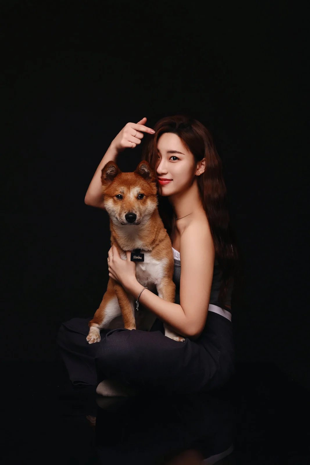 둘이함개 · 검정 배경에서 시바견을 안은 여성 세로 사진 · 이층사진관