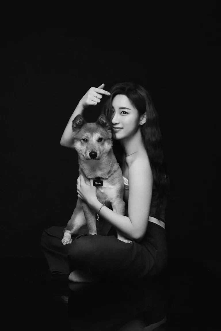 둘이함개 · 검정 배경에서 시바견과 포즈를 취한 여성 흑백 사진 · 이층사진관