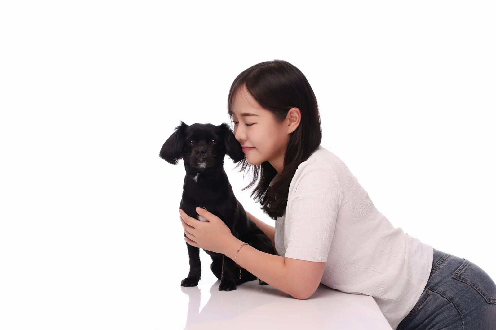 둘이함개 · 검정 강아지와 엎드려 눈을 감은 여성 · 이층사진관