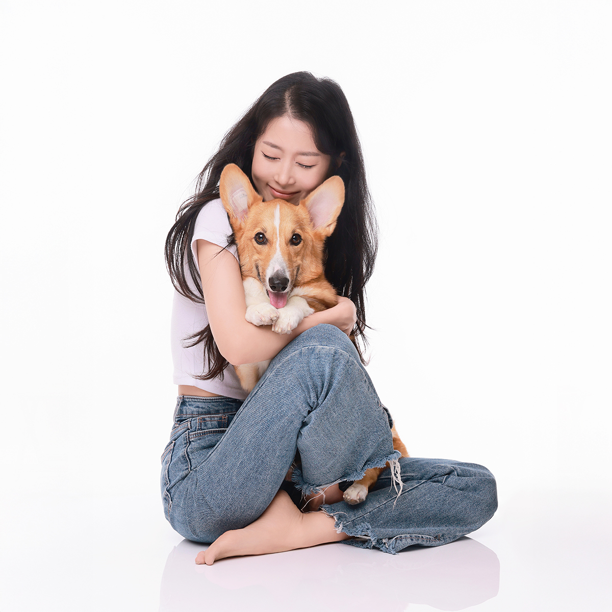 둘이함개 · 웰시코기를 안고 바닥에 앉은 여성 · 이층사진관