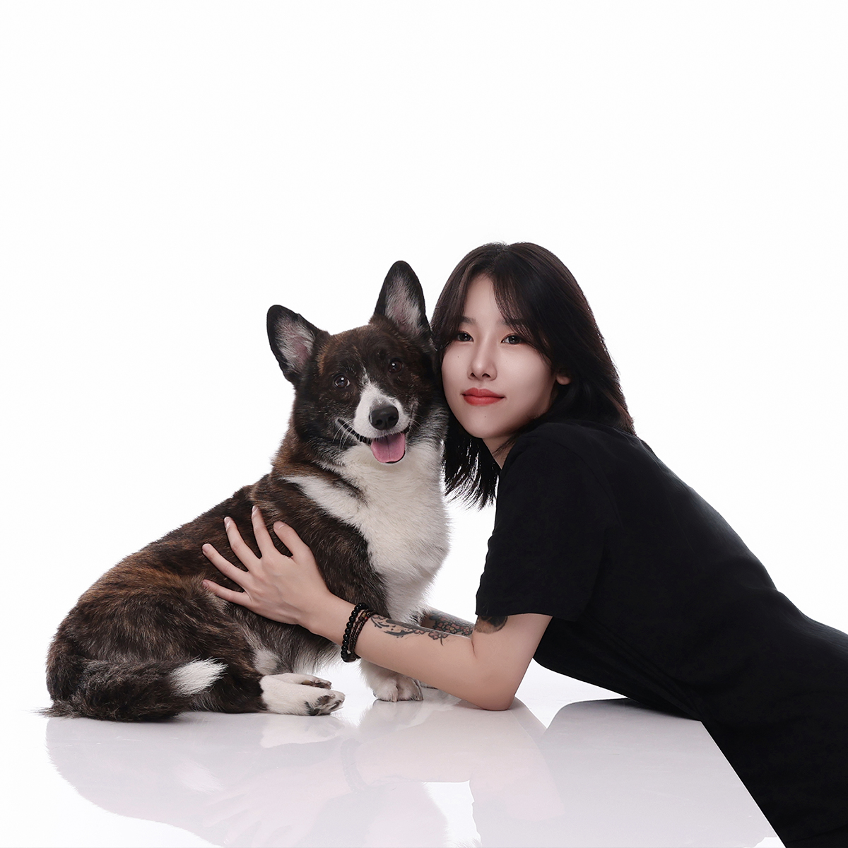 둘이함개 · 웰시코기를 안고 엎드린 여성 · 이층사진관