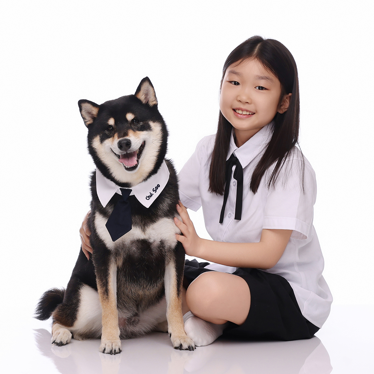 둘이함개 · 검정 시바견과 웃는 여자아이 · 이층사진관