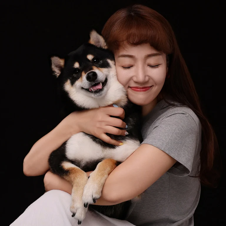 둘이함개 · 검정 시바견을 끌어안은 여성 · 이층사진관