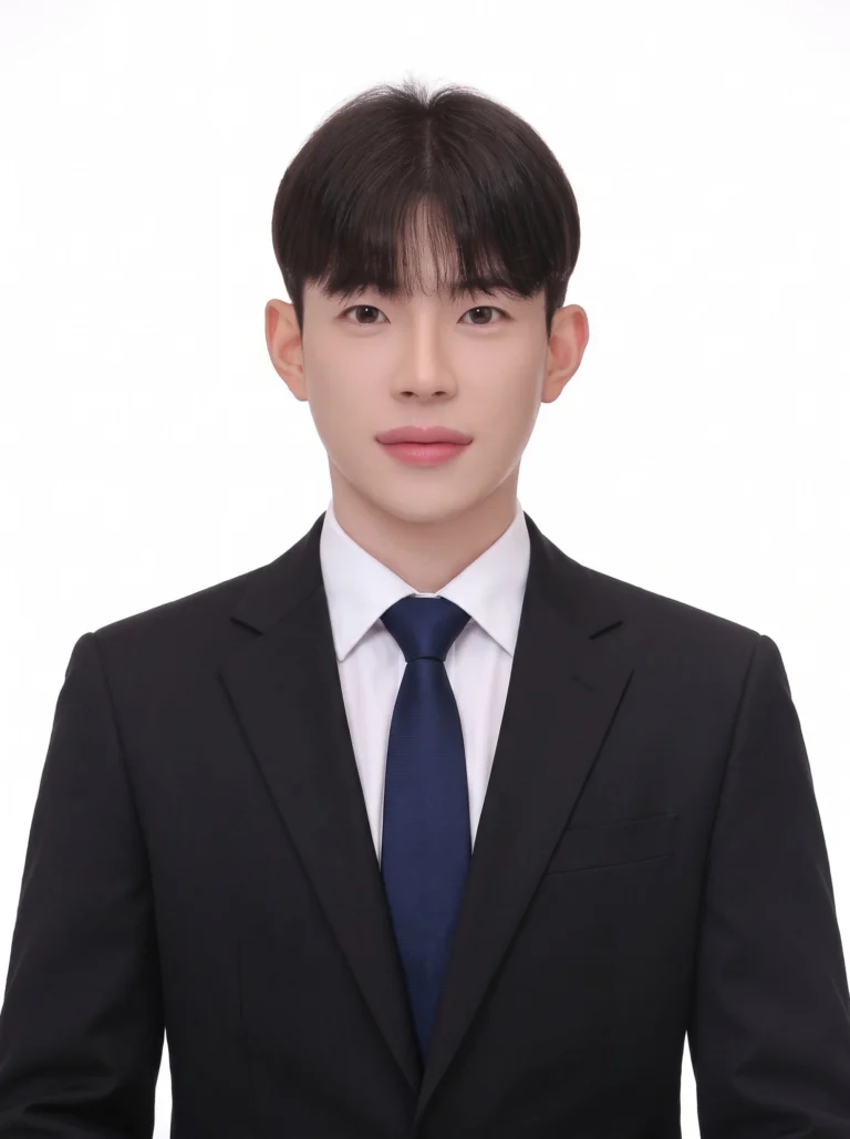 흰 배경에서 검정 정장과 남색 넥타이를 맨 취업 증명사진