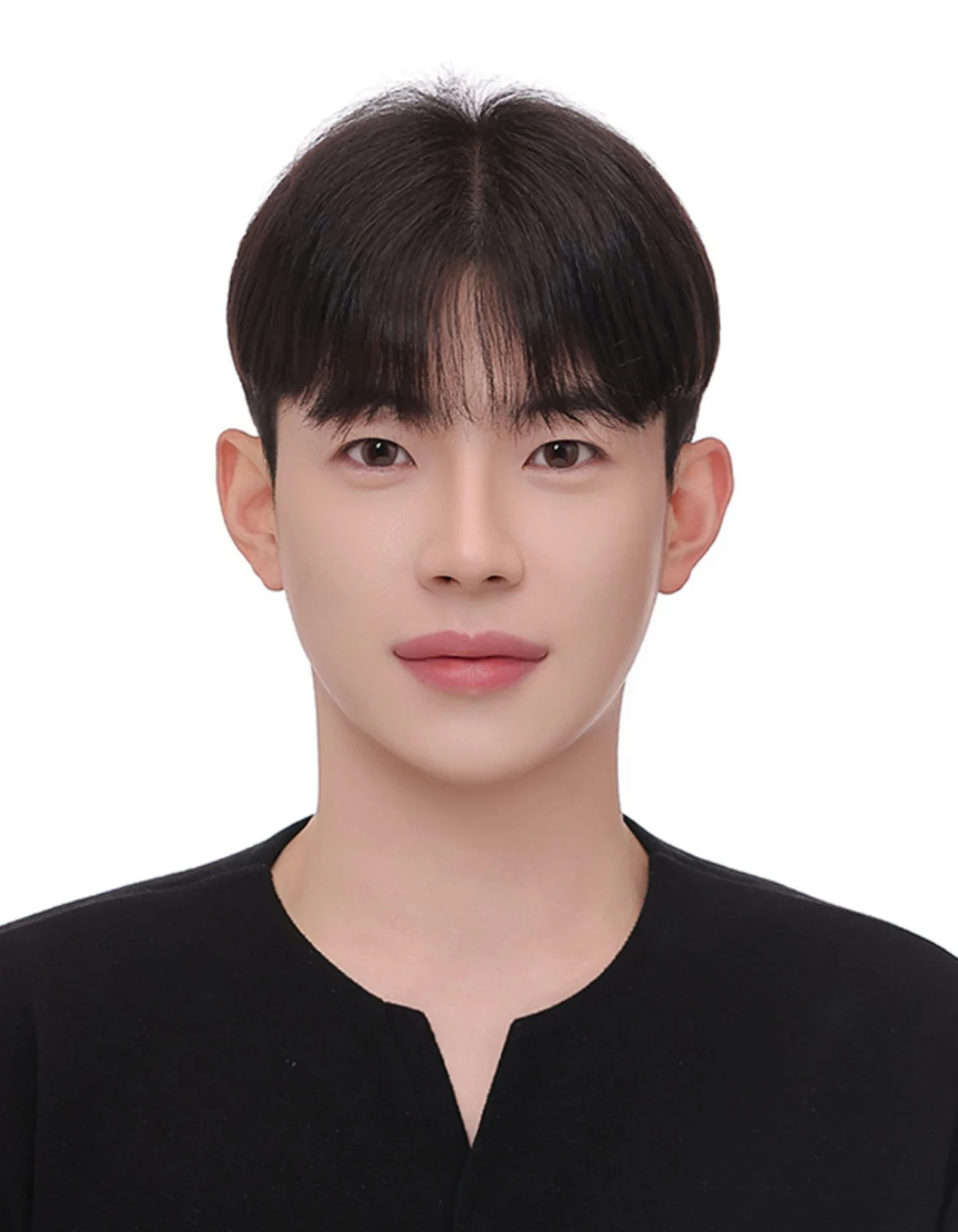 앞머리를 내리고 검정 상의를 입은 얼굴을 크게 담은 여권 규격 증명사진