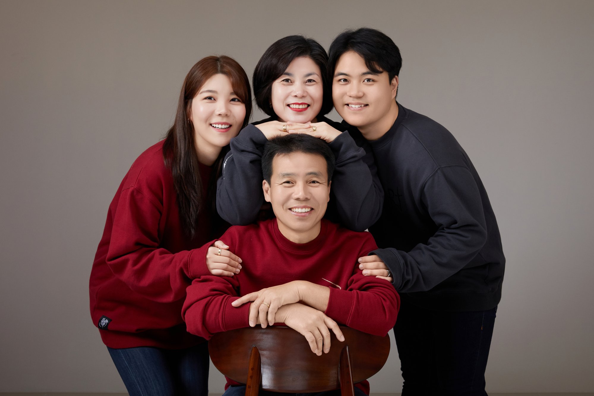 가족사진 옷 색깔을 버건디와 남색으로 맞춘 네 식구